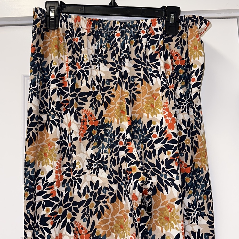 TAKING OFFERS Valerie Stevens Gaucho Floral Pants - Picture 8 of 10